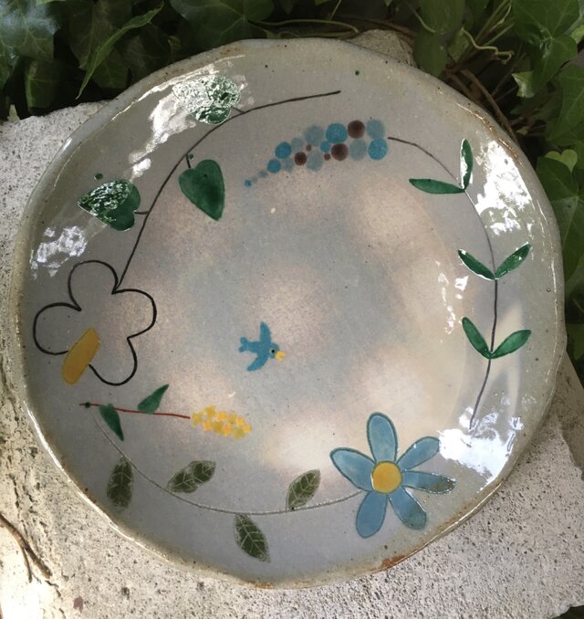 素朴で優しいお花と青い鳥の大きめ皿の画像1枚目