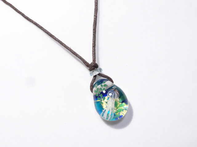 クラゲのとんぼ玉ガラスペンダント 金箔入り | iichi 日々の暮らしを