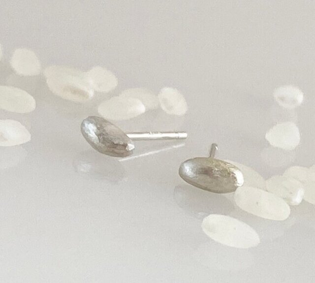 銀の米粒ピアス◇Silver Rice Grain Studs | iichi 日々の暮らし