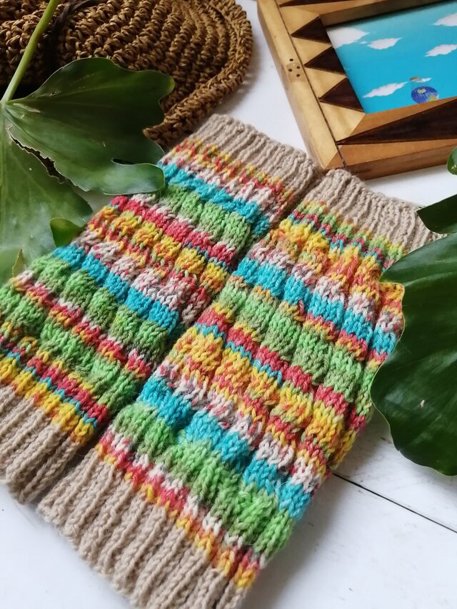 熱帯雨林のインコ〜オパール毛糸の短いスパイラル編みレッグウォーマー