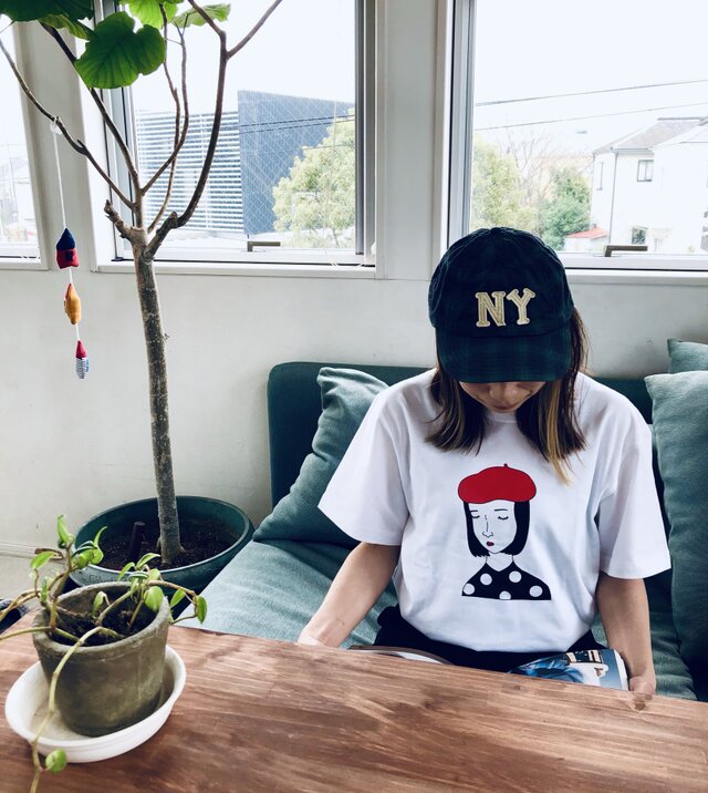 ベレー帽をかぶる女 半袖Tシャツ 人物シリーズの画像1枚目