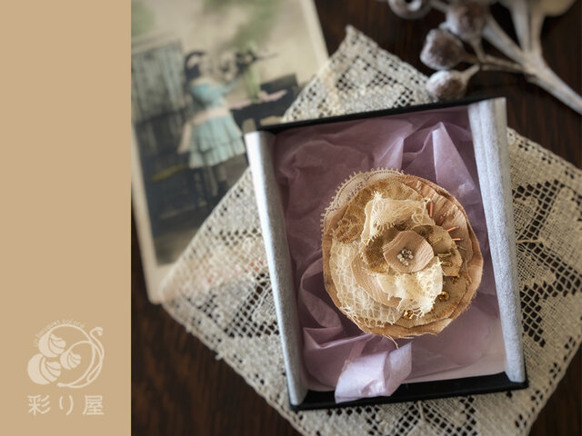 ブローチ【色重ねの花一輪】生成りの画像1枚目