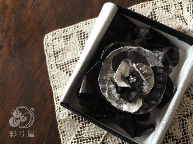 ブローチ【色重ねの花一輪】黒の画像1枚目