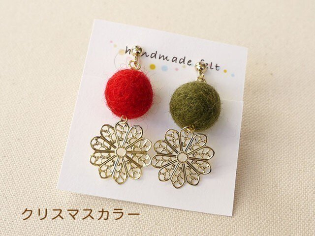 クリスマスカラー フェルトイヤリング・ピアス(雪の結晶パーツ付)の画像1枚目