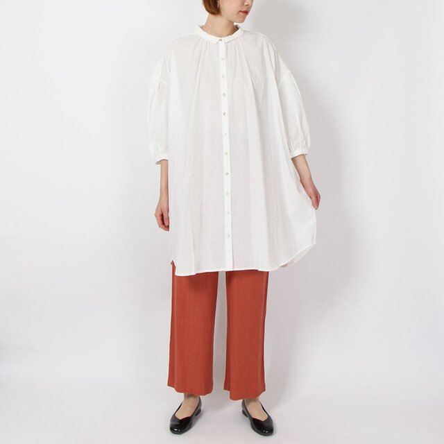 コットン袖ギャザーオーバーブラウス(オフホワイト）