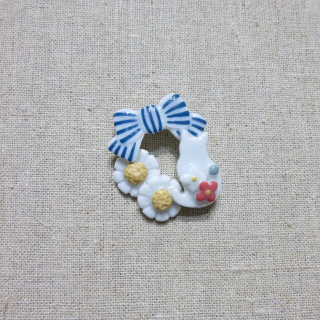 カモミールりぼん 白ねこブローチの画像1枚目
