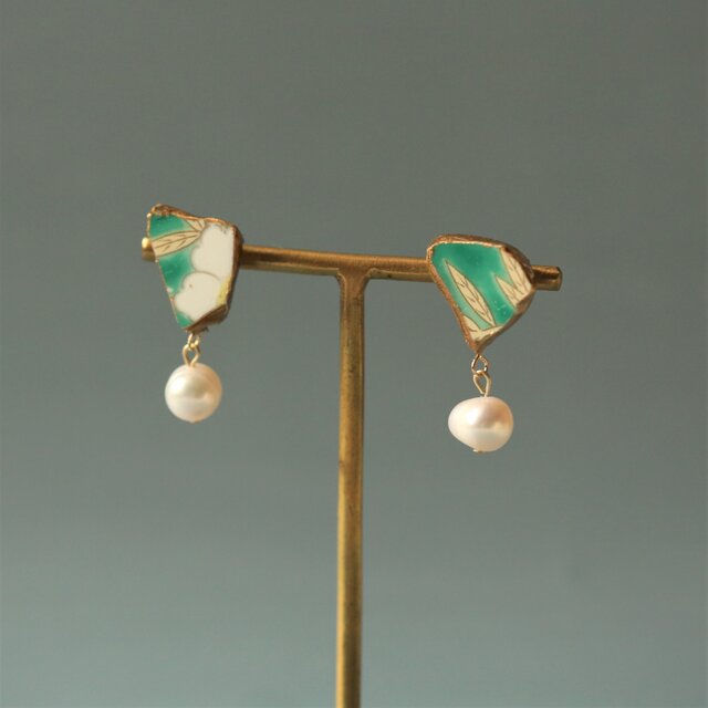 有田焼 陶片 x 金継ぎ ピアス イヤリング （グリーン陶片、淡水パール)