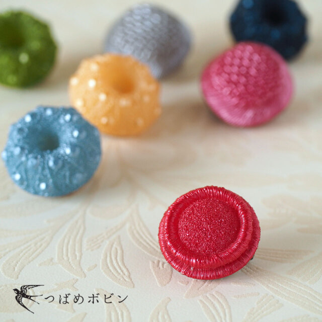 舶来ヴィンテージボタンのブローチ/帯留め◎丸A:レッド【送料無料】の画像1枚目