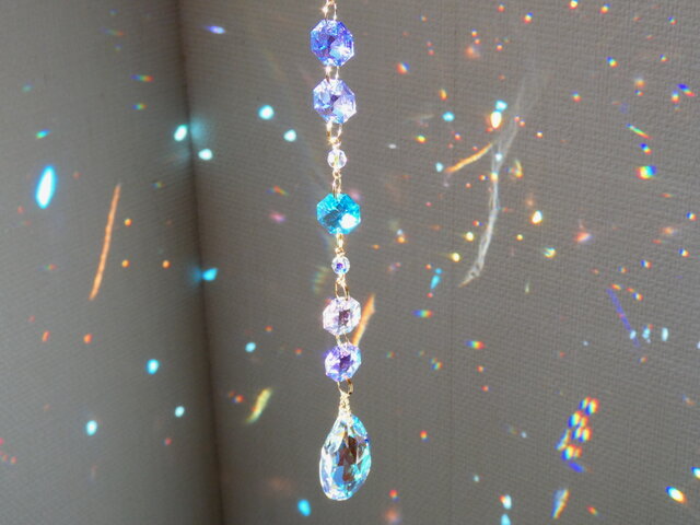 癒し色*スワロフスキーのみ使用*雫サンキャッチャー | iichi