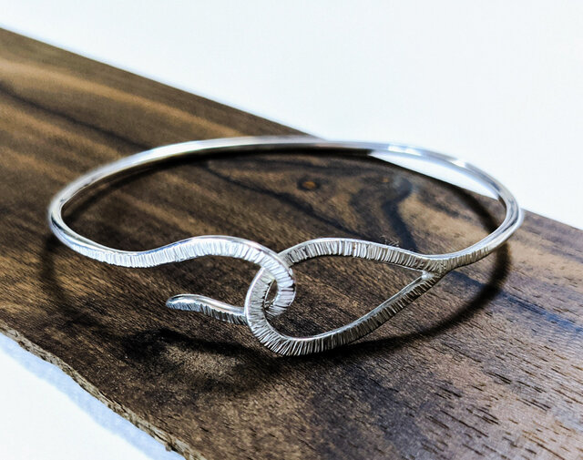 SV925フックバングル槌目 | iichi 日々の暮らしを心地よくする