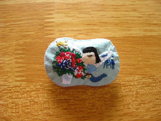 青い天使の女の子<布ブローチ(刺繍ブローチ)>の画像1枚目