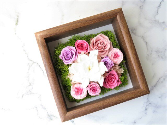 2way ウッドフレームのグリーンのモスが鮮やかなプリザーブドのバラとくちなしのフレーム 壁掛け 置き型 苔 Iichi ハンドメイド クラフト作品 手仕事品の通販