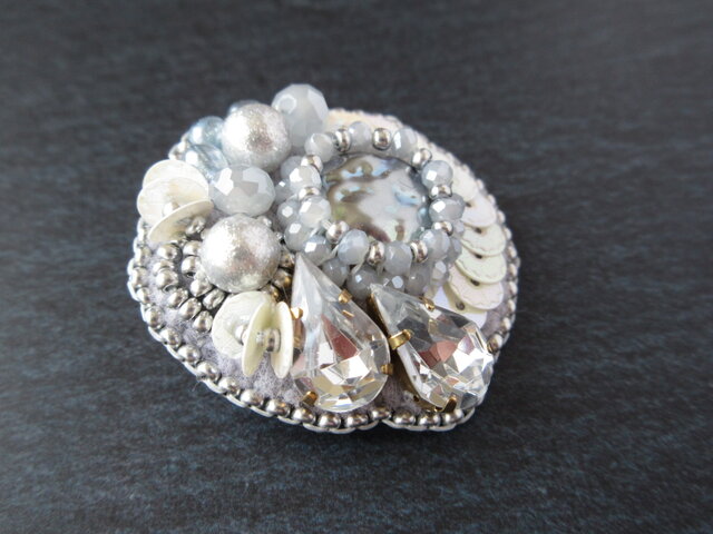 Brooch ビーズ刺繍 しずく （K1034) | iichi 日々の暮らしを