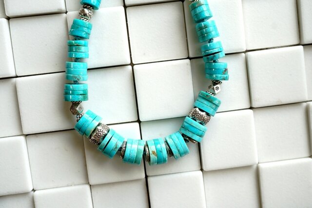 ターコイズ（ロンデル）とシルバービーズのグラデーション