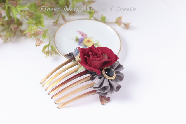 赤い薔薇とリボンのコーム アーティフシャルフラワー ペイネタ ベリー バラ 髪飾り ダンス Iichi ハンドメイド クラフト作品 手仕事品の通販