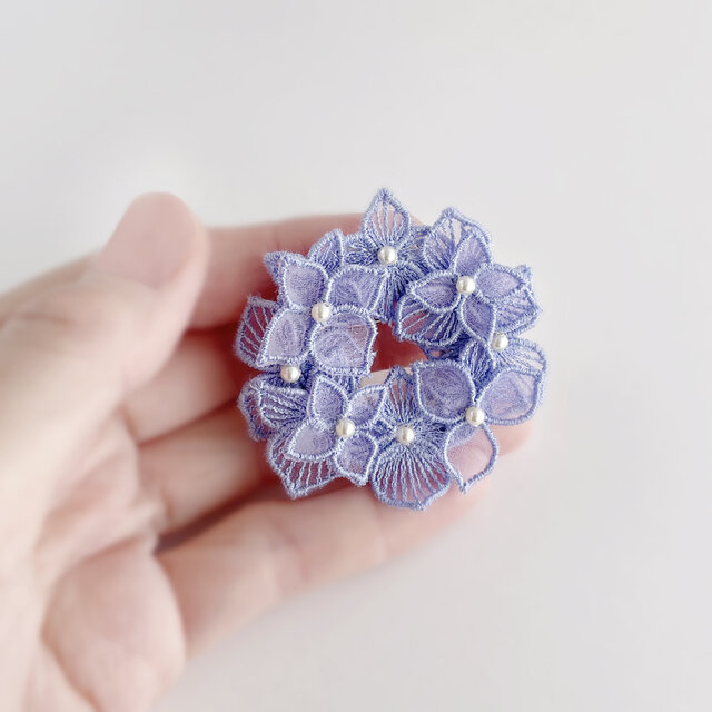 オーガンジー刺繍 紫陽花ブローチ(ライラック色)《受注制作》 | iichi
