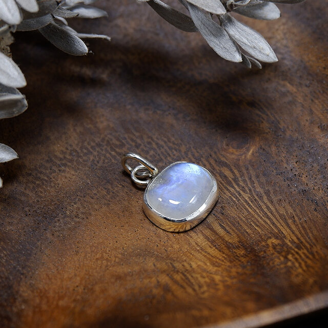 ～幻想光～　 レインボームーンストーンのペンダント