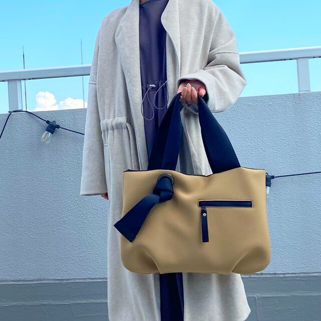 ネオプレーン調素材＊カラーが選べる♪大きめトート＊A4収納可能