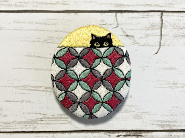 猫刺繍ブローチ*七宝と猫の画像1枚目