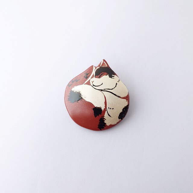 ニャンモナイト三毛 漆ブローチ