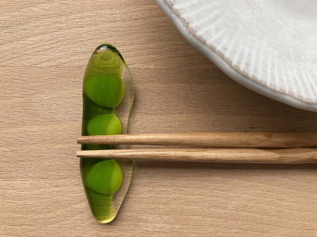 豆が顔をだした枝豆のお箸置き(2客)の画像1枚目