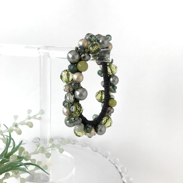 オリーブ グリーン の クロッシェ シュシュ 黄緑 緑 かぎ針編み