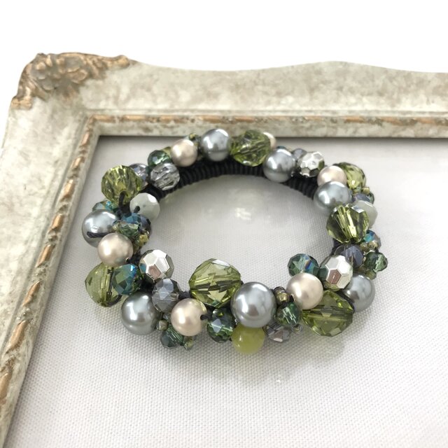 オリーブ グリーン の クロッシェ シュシュ 黄緑 緑 かぎ針編み