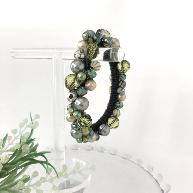 オリーブ グリーン の クロッシェ シュシュ 黄緑 緑 かぎ針編み