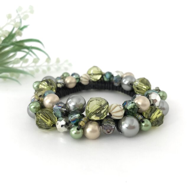 オリーブ グリーン の クロッシェ シュシュ 黄緑 緑 かぎ針編み