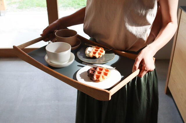 サービングトレイ（ダークグレイ） | iichi 日々の暮らしを心地よく