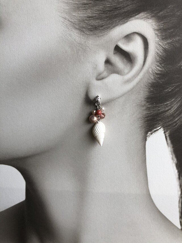 No 13 小さな白い貝殻のピアス Iichi ハンドメイド クラフト作品 手仕事品の通販