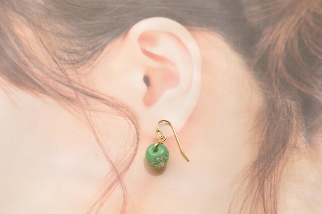 色彩の雨雫 ハンドメイドガラスの耳飾り / 翡翠色 | iichi 日々の