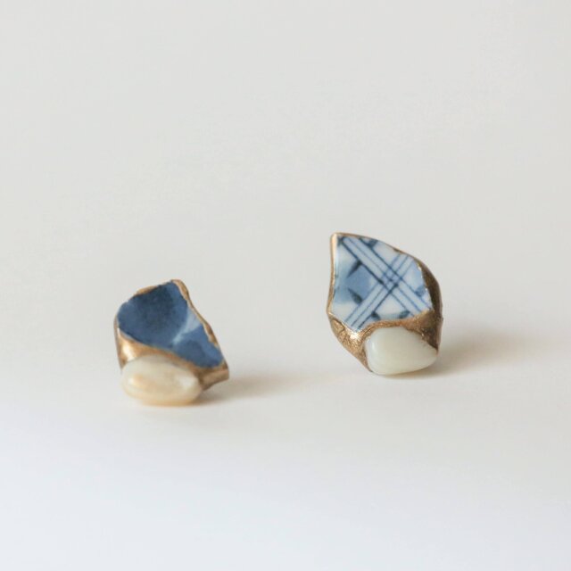 有田焼 陶片 x 金継ぎ ピアス イヤリング （ブルー陶片、マザーオブパール)
