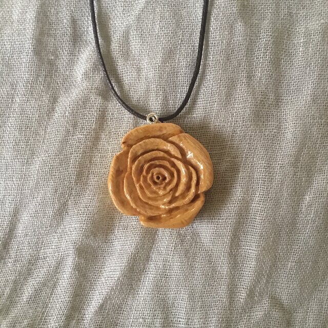 木のペンダント 薔薇