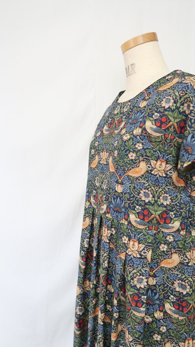 新色受注 William Morris ストロベリーシーフ フレンチスリーブワンピース いちご泥棒 エメラルド Iichi ハンドメイド クラフト作品 手仕事品の通販