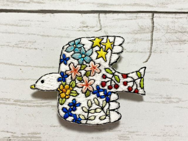 手刺繍オリジナルブローチ*花鳥(白)の画像1枚目