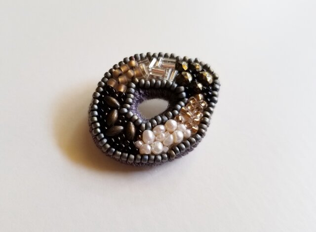 ビーズ刺繍のブローチ 輪 ブラウンの画像1枚目