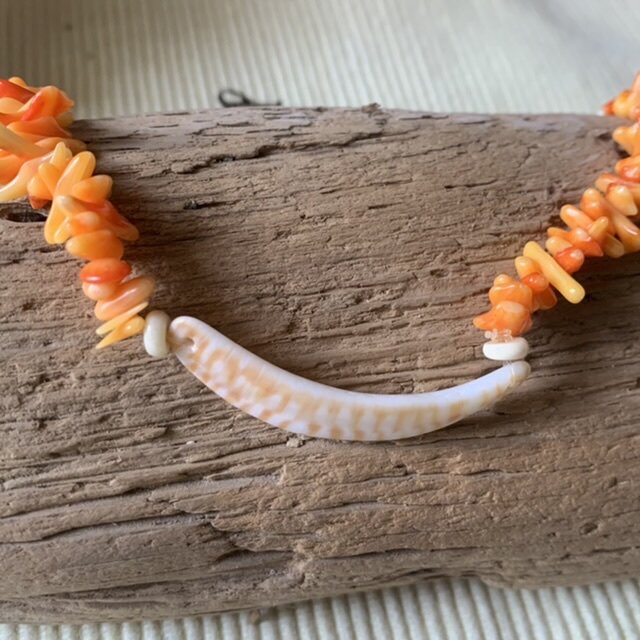 珊瑚と貝殻のオレンジネックレス