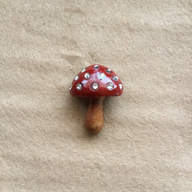 木のブローチ きのこ