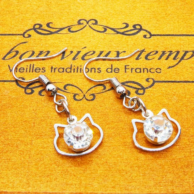 猫フェイスモチーフにキラキラ揺れて輝く大きめのラインストーンのフックピアス