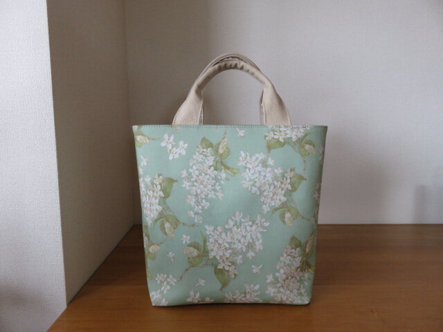 アーカイブライラック ちょっと大きめのリバティを使ったトートバッグ