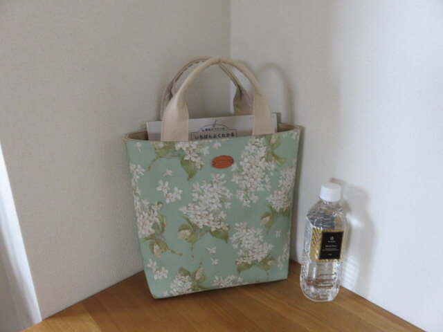 アーカイブライラック ちょっと大きめのリバティを使ったトートバッグ