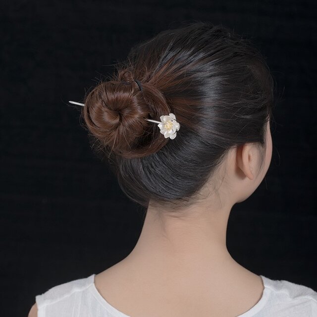 木蓮の花のシルバーブローチ：美しさを身に着けるアクセサリー