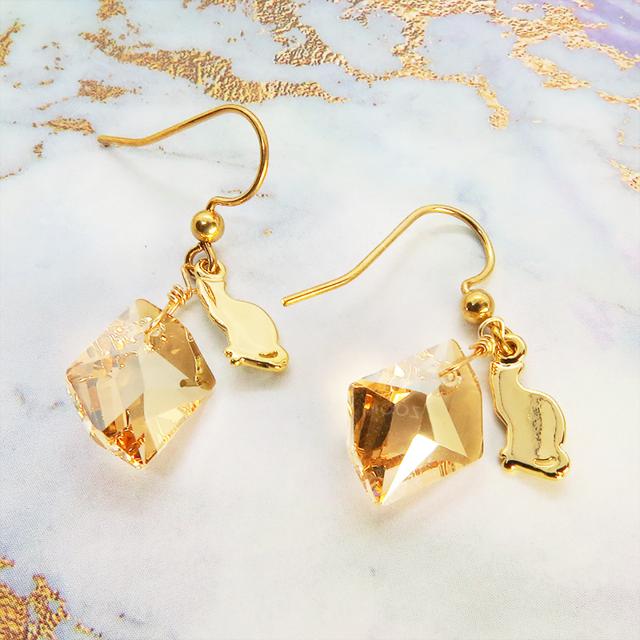 14KGF 可愛い猫シルエットモチーフと大粒スワロフスキー・クリスタル（ゴールドシャドー）のフックピアス