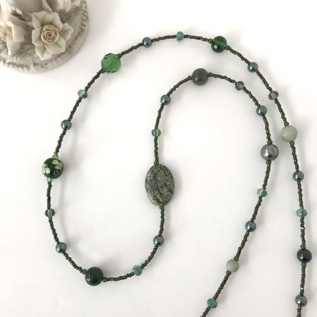 アースカラー の ロングネックレス 緑 グリーン ビーズ パール