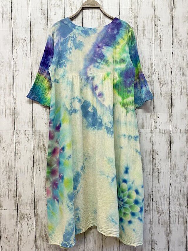 タイダイ染め ロングワンピース 涼やかな風を映す湖面カラーに彩やかに羽を広げる翡翠色の孔雀大曼荼羅 Hd14 12 Iichi ハンドメイド クラフト作品 手仕事品の通販