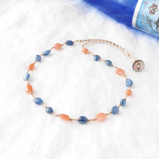 カイヤナイトとオレンジムーンストーンのネックレス