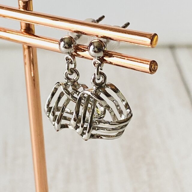 【スタットピアス】シンプル・変形トライアングルパーツ・銀