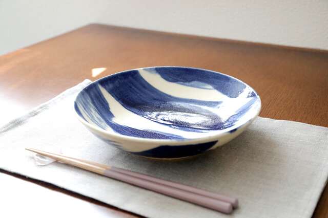 呉須 青い刷毛目模様の浅鉢 | iichi 日々の暮らしを心地よくする