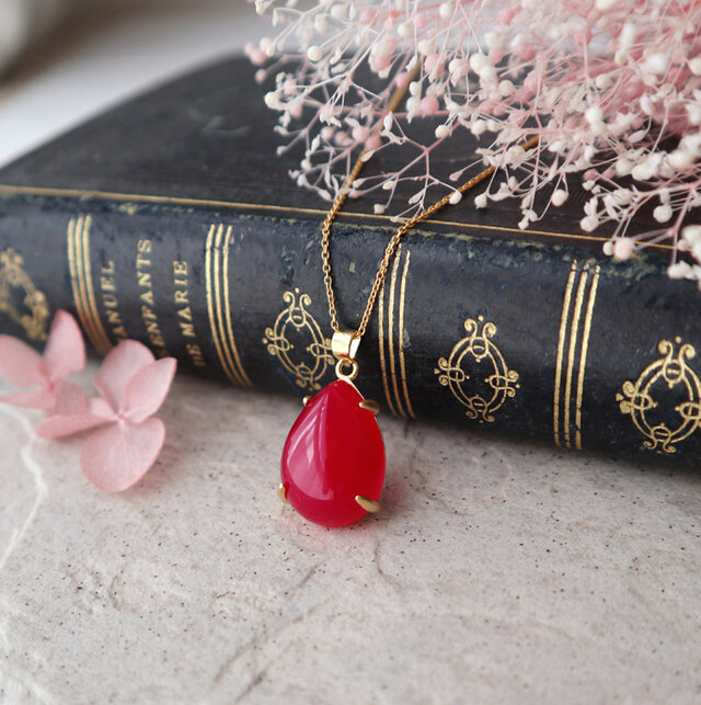 大粒！フューシャピンクカルセドニーのペアシェイプロングネックレス　金アレ対応